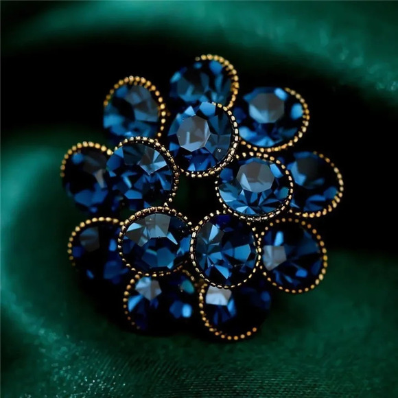 VQ Flower Brooch - Picture 2 of 4